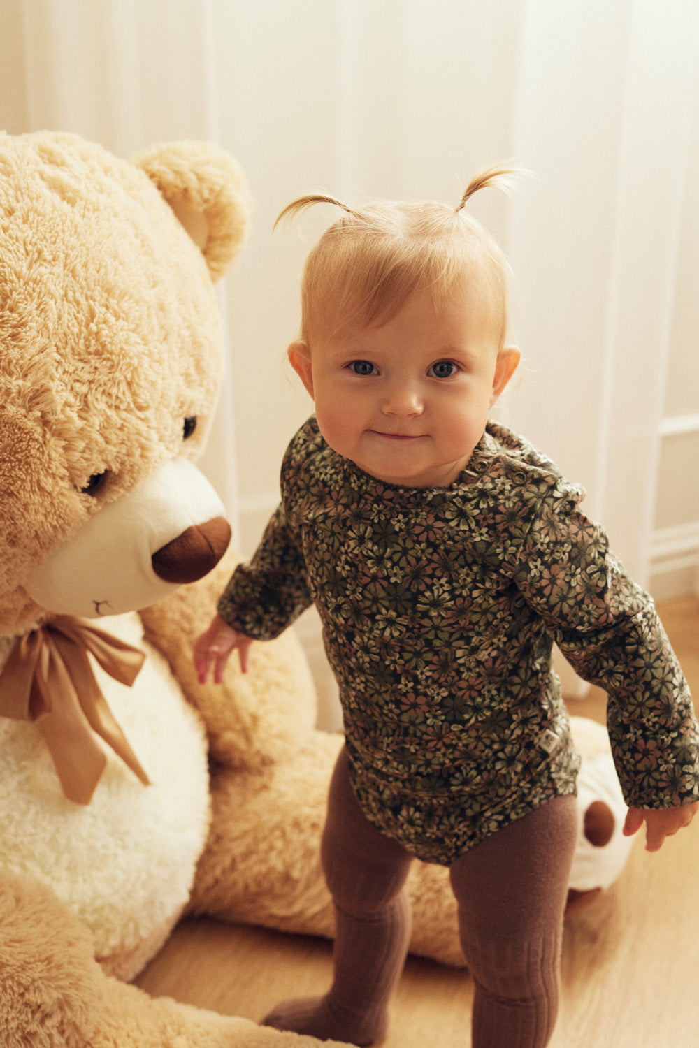 Tiny One Body med lange æremer og blomster print Body LS 506 Mulled Basil AOP