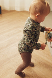 Tiny One Body med lange æremer og blomster print Body LS 506 Mulled Basil AOP