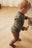 Tiny One Body med lange æremer og blomster print Body LS 506 Mulled Basil AOP