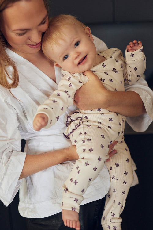 Tiny One Body med lange ærmer i rib Body LS 347 White Sand Mini AOP