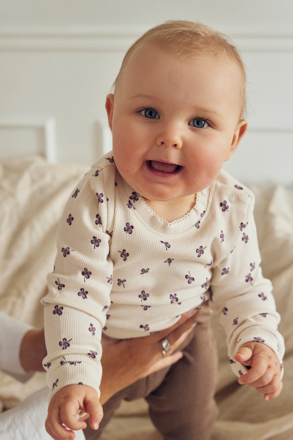 Tiny One Body med lange ærmer i rib Body LS 347 White Sand Mini AOP