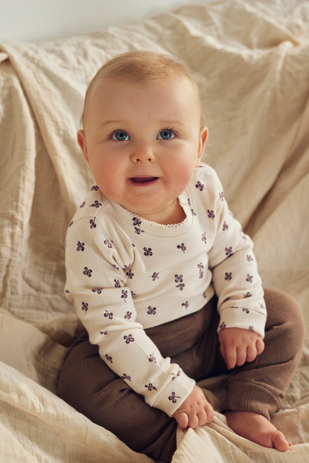 Tiny One Body med lange ærmer i rib Body LS 347 White Sand Mini AOP
