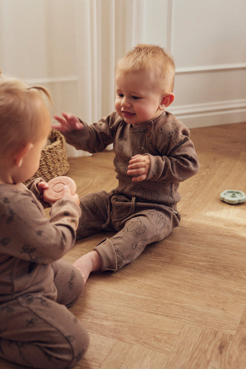 Tiny One Body med lange ærmer i rib med teddy print Body LS 307 Taupe Grey AOP